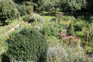 Ein Blick von der Terrasse des Pfarrers, so schön ist der Pfarrgarten. Foto: Langer/Landkreis Regen