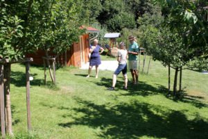 Birgitt Breu (li.) führte Rosemarie Wagenstaller und Klaus Eder durch ihren Garten. Foto: Langer/Landkreis Regen