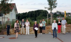 Ein Foto zur Erinnerung mit (v.li.) Kreisfachberater Klaus Eder, Dr. Beate Wind (Vorsitzende Gartenbauverein Regen), Gisela und Herbert Pöhnl, Lydia Bauer, Alois und Viola Fuchs, Landrätin Rita Röhrl sowie Reinhard und Heidi Zeitlhöfler. Foto: Langer/Landkreis Regen