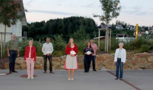 Die beiden Zertifizierer Klaus Eder und Rosemarie Wagensteller (v.li.) freuten sich mit Hans Nicklas, Verena Quappik sowie Matthias und Ruth Zeitlhöfler.  Landrätin Rita Röhrl (re.) übergab zuvor die Auszeichnungen. Foto: Langer/Landkreis Regen