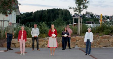 Die beiden Zertifizierer Klaus Eder und Rosemarie Wagensteller (v.li.) freuten sich mit Hans Nicklas, Verena Quappik sowie Matthias und Ruth Zeitlhöfler. Landrätin Rita Röhrl (re.) übergab zuvor die Auszeichnungen. Foto: Langer/Landkreis Regen