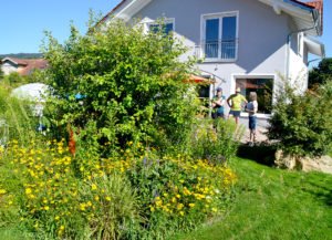 Sibylle (li.) und Michael Achatz erklären Rosemarie Wagenstaller, wie der Garten aufgebaut ist. Foto: Eder/Landkreis Regen