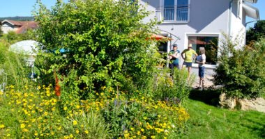 Sibylle (li.) und Michael Achatz erklären Rosemarie Wagenstaller, wie der Garten aufgebaut ist. Foto: Eder/Landkreis Regen