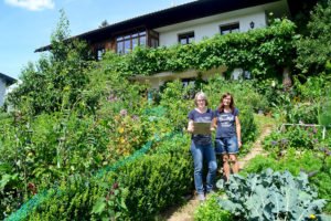 Im Garten von Elisabeth Hof (re.) konnte Rosemarie Wagenstaller viel Positives notieren. Foto: Eder/Landkreis Regen