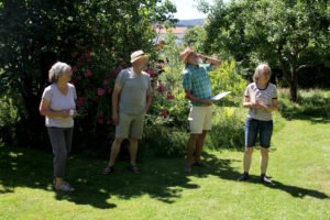 Im Garten von Elisabeth (li.) und Josef Weinhuber (2.v.li.) gab es für Klaus Eder und Rosemarie Wagenstaller viel zu sehen. Foto: Langer/Landkreis Regen