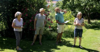 Im Garten von Elisabeth (li.) und Josef Weinhuber (2.v.li.) gab es für Klaus Eder und Rosemarie Wagenstaller viel zu sehen. Foto: Langer/Landkreis Regen