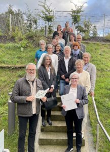 Unser Bild zeigt die Ausgezeichneten mit Landrätin Rita Röhrl, Kreisfachberater Klaus Eder und Vertretern der Gartenbauvereine. Foto: Heiko Langer/Landkreis Regen