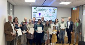 Unser Bild zeigt die Teilnehmer bei der Auszeichnungsfeier, v.li.: Franz und Rita Obermeier, Johann Schössow, David Schössow, Andrea Köppl, Matthias Baumann, Katharina Altschäffl, Josef Kasparbauer, Carina, Klara, Karolina (die zwei Kinder) Kronbauer, Patricia Kasparbauer, Monika Knauf-Schöllhorn (Zertifiziererin), Michael Meier, Landrat Dr. Ronny Raith und Kreisfachberater Martin Straub. Foto: Heiko Langer / Landratsamt Regen