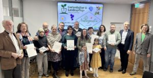 Unser Bild zeigt die Teilnehmer bei der Auszeichnungsfeier, v.li.: Franz und Rita Obermeier, Johann Schössow, David Schössow, Andrea Köppl, Matthias Baumann, Katharina Altschäffl, Josef Kasparbauer, Carina, Klara, Karolina (die zwei Kinder) Kronbauer, Patricia Kasparbauer, Monika Knauf-Schöllhorn (Zertifiziererin), Michael Meier, Landrat Dr. Ronny Raith und Kreisfachberater Martin Straub. Foto: Heiko Langer / Landratsamt Regen