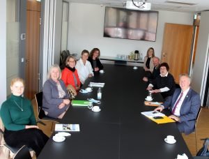 Das neue Netzwerk Pflegeberatung tagte erstmals im Landratsamt Regen. Mit dabei waren (v.li.): Natalie Walter (Geschäftsführerin Gesundheitsregion plus Arberland), Angela Schwarz (Pflegedienstleiterin Arberlandkliniken), Claudia Leutner und Diana Harant (beide Pflegeberaterin AOK Bayerwald-Deggendorf), Tina Faltermeier (Pflegeberaterin BKK Faber Castell & Partner), Franziska Geiß (Wohnberaterin für Landkreis Regen), Sozialamtsleiter Horst Kuffner, Christine Kreuzer (Kreisseniorenbeauftragte) und Helmut Plenk (stellvertretender Landrat und VdK Geschäftsführer). Foto: Heiko Langer/Landkreis Regen