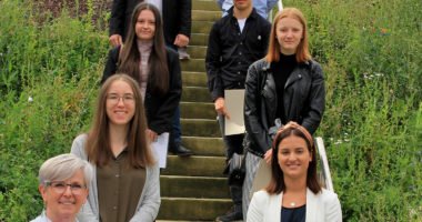 Unser Bild zeigt die neuen Mitarbeiter Theresa Saalbach, Verena Ulrich, Antonia Muhr, Emily Oswald und Fabio Kauschinger mit Landrätin Rita Röhrl, dem Sachgebietsleiter der IT-Abteilung Michael Maimer sowie dem Personalrat Marco Süß, dem Beamtenvertreter Michael Fenzl und die Ausbildungsleiterin Astrid Rossmark-Lorenz. Foto: Langer/Landkreis Regen