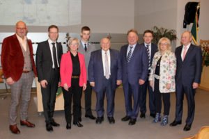 Unser Bild zeigt die Redner mit den Ehrengrandieren und Ehrengästen, v.li.: MdL Manfred Eibl, Regierungspräsident Rainer Haselbeck, Landrätin Rita Röhrl, Kommandeur German Lacher, Ernst Hinsken (Ehrengrandier und Staatssekretär a.D.), Helmut Brunner (Ehrengrandier und Staatsminister a.D.), MdL Max Gibis, Helga Weinberger (stellvertretende Landrätin Landkreis Freyung-Grafenau) und Regens Bürgermeister Josef Weiß. Foto: Langer/Landkreis Regen