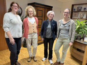 Landrätin Rita Röhrl überreichte die Ernennungsurkunde und das Dienstabzeichen an Monika Springmann (2.v.li.). Es gratulierten auch Elisabeth Schröder (li.) und Kerstin Schwaiger (re.) aus dem Umweltamt. Foto: Heiko Langer / Landratsamt Regen