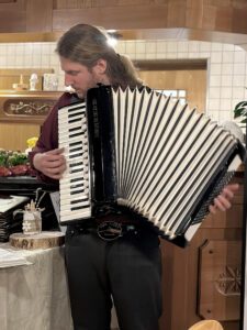 Neue Töne beim Kreisgartenbauverein: Der Geschäftsführer Martin Straub unterhält mit der Ziehharmonika die Teilnehmer der Jahreshauptversammlung. Foto: Heiko Langer / Landratsamt Regen