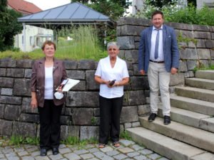 Julia Ochsenbauer (li.) wurde mit der Bundesverdienstmedaille ausgezeichnet, es gratulierte auch Bürgermeister Andreas Eckl. Foto: Langer/Landkreis Regen