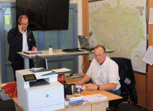 Günther Aulinger (stehend) und Hermann Keilhofer führen die Örtliche Einsatzleitung. Foto: Langer/Landkreis Regen