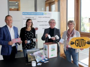 Landrätin Rita Röhrl (3.v.li.) zog zusammen mit Büroleiter Günther Weinberger und Veronika Eisch (2.v.li) und Christina Wibmer die Preise. Foto: Heiko Langer/Landkreis Regen