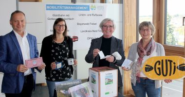 Landrätin Rita Röhrl (3.v.li.) zog zusammen mit Büroleiter Günther Weinberger und Veronika Eisch (2.v.li) und Christina Wibmer die Preise. Foto: Heiko Langer/Landkreis Regen