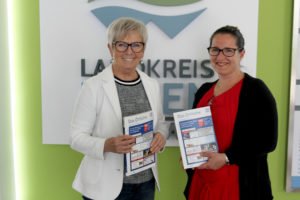 Aleksandra Antonic bei der Übergabe des neuen Örtlichen an Landrätin Rita Röhrl (li.). Foto: Langer/Landkreis Regen