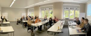 Unser Bild zeigt die Teilenehmer der Sitzung mit der Sitzungsleitung Dr. Edith Aschenbrenner (3.v.re.) und den Förderprogrammmitarbeitern Sigrid Kick (4.v.re.) und Robin Gigl (2.v.re.). Foto: Heiko Langer/Landkreis Regen