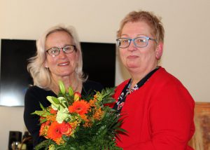Iris Paternoster, die Leiterin des Seniorenheimes, bedankte sich bei Heidemarie Horenburg (li.) für ihr Referat. Foto: Langer/Landkreis Regen