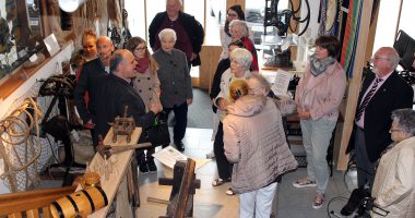 Alois Pinzl, der Vorsitzende des Handwerkervereins Viechtach führte die Senioren durch das Handwerkermuseum Viechtach. Foto: Langer
