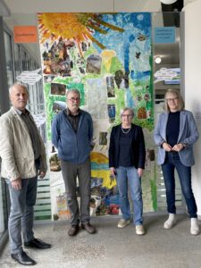 Unser Bild zeigt (v.li.) Jugendamtsleiter Martin Hackl, Sozialpädagogen Uwe Walz, Landrätin Rita Röhrl und Gruppenleiterin Heike Meents vor dem Werk im Eingangsbereich des Landratsamtes Regen. Foto: Heiko Langer/Landratsamt Regen