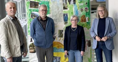 Unser Bild zeigt (v.li.) Jugendamtsleiter Martin Hackl, Sozialpädagogen Uwe Walz, Landrätin Rita Röhrl und Gruppenleiterin Heike Meents vor dem Werk im Eingangsbereich des Landratsamtes Regen. Foto: Heiko Langer/Landratsamt Regen