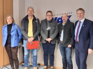 Die Arbeitsgruppe (v.li.): Angela Schwarz, Markus Quappik, Vorsitzender des Agenda Arbeitskreises, Pfarrer Matthias Schricker, Sozialamtsleiter Horst Kuffner und Vdk Geschäftsführer Helmut Plenk. Foto: Brückl/VdK