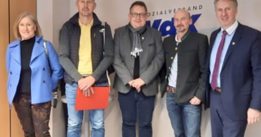 Die Arbeitsgruppe (v.li.): Angela Schwarz, Markus Quappik, Vorsitzender des Agenda Arbeitskreises, Pfarrer Matthias Schricker, Sozialamtsleiter Horst Kuffner und Vdk Geschäftsführer Helmut Plenk. Foto: Brückl/VdK