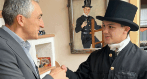 Landrat Dr. Ronny Raith gratulierte Maximilian Pinzl und überreichte das Persönliche Geschenk des Landrats. Foto: Heiko Langer / Landratsamt Regen