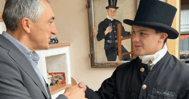 Landrat Dr. Ronny Raith gratulierte Maximilian Pinzl und überreichte das Persönliche Geschenk des Landrats. Foto: Heiko Langer / Landratsamt Regen