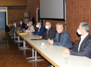 In einer Pressekonferenz stellte Landrätin Rita Röhrl (3.v.l.) die Ergebnisse der Sitzung vor. Mit dabei waren (v.li.) Landratsamtsgeschäftsleiter Günther Weinberger, der weitere Landratsstellvertreter Hermann Brandl, stellvertretender Landrat Helmut Plenk, Berufsschulleiter Oswald Peter, die weiteren stellvertretenden Landräte Werner Rankl und Dr. Ronny Raith. Foto: Langer/Landkreis Regen