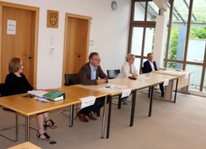 Sie nahmen bei der Pressekonferenz Stellung, v.li. Hildegard Feldigel (Kommunalaufsicht am Landratsamt Regen), Alexander Kraus (Jurist und Abteilungsleiter), Landrätin Rita Röhrl und Hauptamtsleiter Günther Weinberger. Foto: Langer/Landkreis Regen