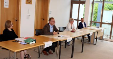 Sie nahmen bei der Pressekonferenz Stellung, v.li. Hildegard Feldigel (Kommunalaufsicht am Landratsamt Regen), Alexander Kraus (Jurist und Abteilungsleiter), Landrätin Rita Röhrl und Hauptamtsleiter Günther Weinberger. Foto: Langer/Landkreis Regen