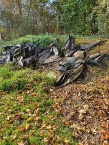 So viele Plastikfolien wurden wieder ausgegraben. 