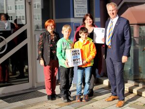 Unser Bild zeigt die Übergabe der Stimmen durch Maximilian und Moritz Leibinger, Monika Winkler (li.) und Ursula Holzfurtner an den stellvertretenden Landrat Helmut Plenk. Foto: Langer/Landkreis Regen