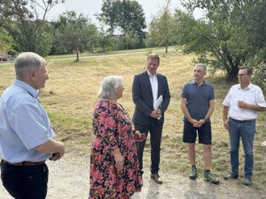 Bei der Begrüßung der Gäste, v.li. Heinrich Schmidt, Sonja Morgenstern (Landratsamt Regen), Bezirkstagspräsident Dr. Olaf Heinrich, Landrat Dr. Ronny Raith und Bürgermeister Franz Wittmann. Foto: Heiko Langer / Landratsamt Regen