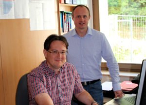 Die Rechnungsprüfer Roland Wölfl und Michael Reiter (re.) hatten auch 2019 viel zu tun. Foto: Langer/Landkreis Regen