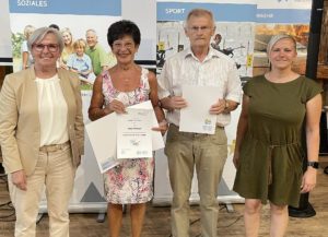 Sonja Puchinger (Hospizverein) und Franz Schauberger (Tafel Regen, Förderverein Kinderheim Indien) bekamen von Landrätin Rita Röhrl eine blaue Ehrenamtskarte überreicht. Es gratulierte auch die zweite Bürgermeisterin Sabrina Laschinger. Foto: Heiko Langer/Landkreis Regen