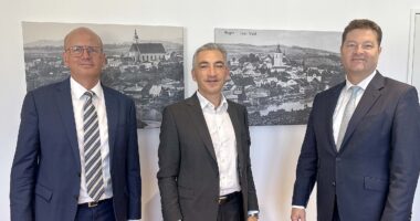 Unser Bild zeigt Landrat Dr. Ronny Raith (Bildmitte) mit Rodenstock CEO Marcus Desimoni (re.) und Rodenstock COO Roland Dimbarth. Foto: Heiko Langer / Landratsamt Regen