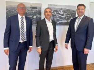 Unser Bild zeigt Landrat Dr. Ronny Raith (Bildmitte) mit Rodenstock CEO Marcus Desimoni (re.) und Rodenstock COO Roland Dimbarth. Foto: Heiko Langer / Landratsamt Regen