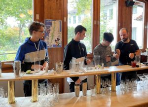 Aaron Adam zeigte den Jugendlichen, wie alkoholfreie Cocktails, sogenannte Mocktails, gemixt werden können. Foto: Heiko Langer/Landkreis Regen 