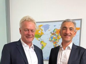 Das beigefügte Bild zeigt den Bundestagsabgeordneten Alois Rainer und Landrat Dr. Ronny Raith in Rainers Büro. Foto: Sandra Voerster / Büro Rainer