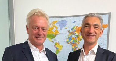 Das beigefügte Bild zeigt den Bundestagsabgeordneten Alois Rainer und Landrat Dr. Ronny Raith in Rainers Büro. Foto: Sandra Voerster / Büro Rainer
