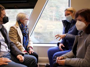 Bereits auf der Anfahrt wurde über die Zukunft der Waldbahn diskutiert, v.li. MdB Max Gibis, Landrätin Rita Röhrl, Verkehrsminsiterin Kerstin Schreyer und BEG-Geschäftsführerin Bärbel Fuchs. Foto: Heiko Langer/Landkreis Rgeen