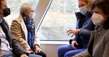 Bereits auf der Anfahrt wurde über die Zukunft der Waldbahn diskutiert, v.li. MdB Max Gibis, Landrätin Rita Röhrl, Verkehrsminsiterin Kerstin Schreyer und BEG-Geschäftsführerin Bärbel Fuchs. Foto: Heiko Langer/Landkreis Rgeen