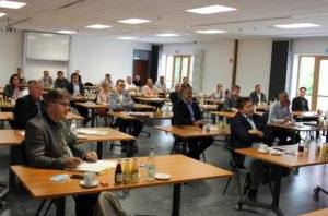 Mit Sicherheitsabstand tagten die Bürgermeister in Teisnach. Foto: Langer/Landkreis Regen