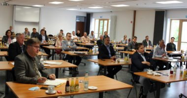 Mit Sicherheitsabstand tagten die Bürgermeister in Teisnach. Foto: Langer/Landkreis Regen