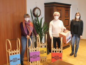 Landrätin Rita Röhrl zog die vier Gewinner.   Christina Wibmer (li., Mobilitätsmanagement), und Veronika Eisch (GUTi-Koordinierungsstelle) hatten die Auslosung vorbereitet.  Foto: Langer/Landkreis Regen